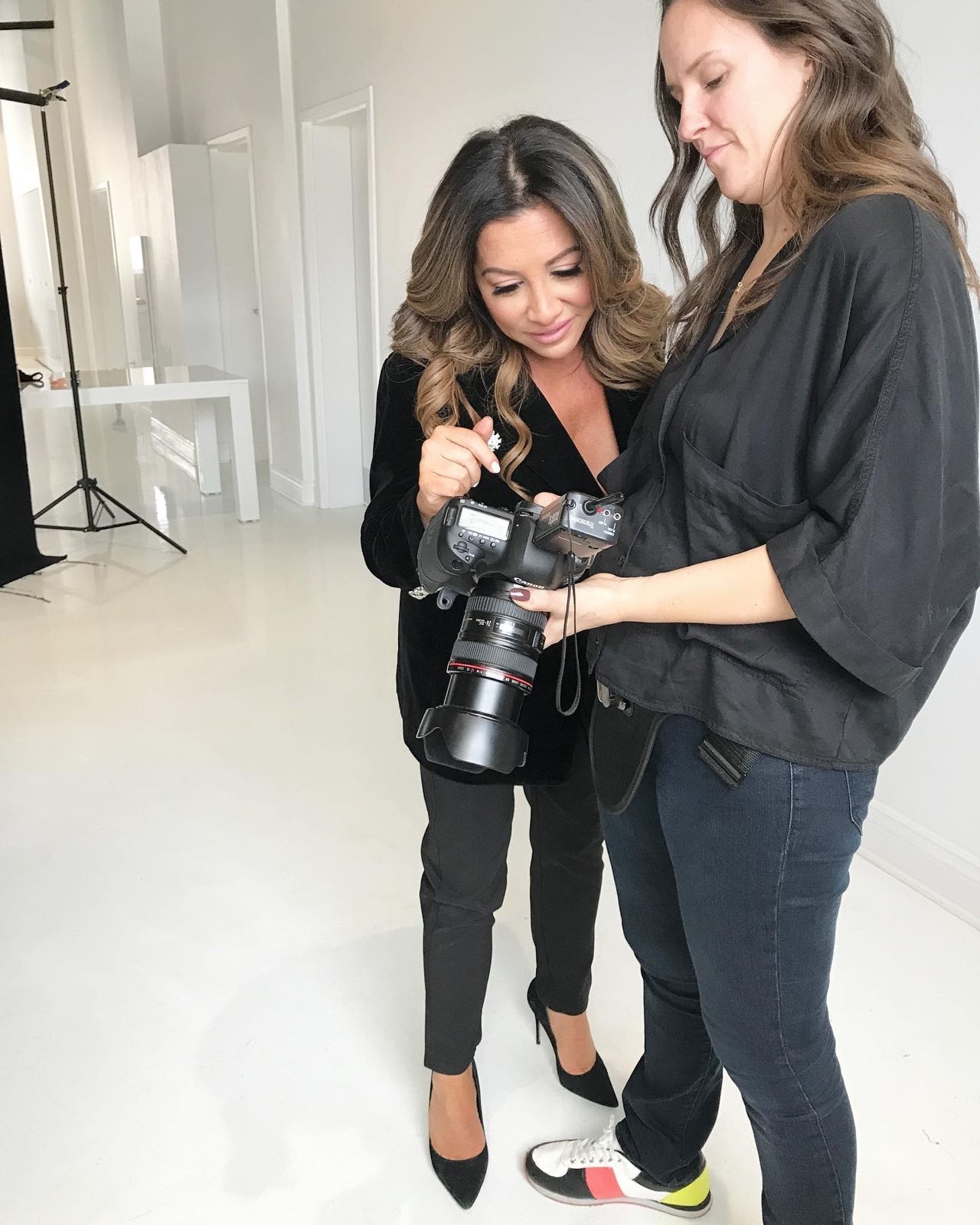 Maddy K behind the scenes with a photographer